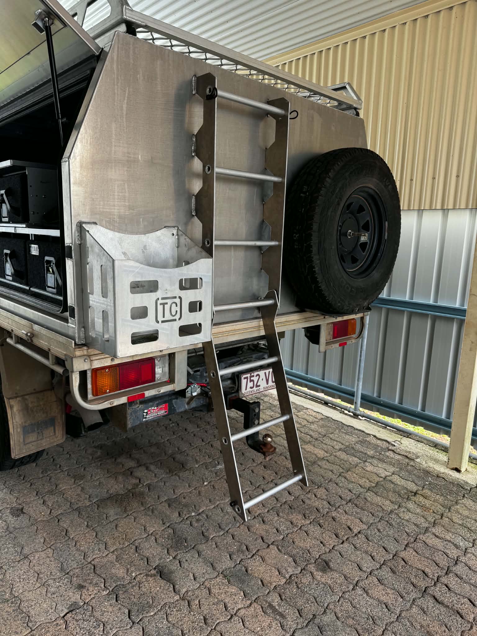 Ute tray with ladder rack
